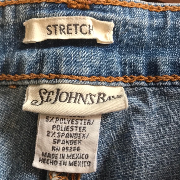 Women’s Size 6 St. John’s Bay Denim Shorts - Picture 2 of 4
